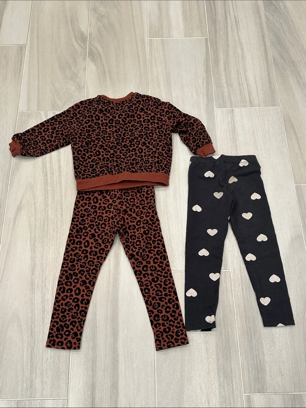 H&M 4T Leopard Print Leggings and Sweatshirt Matc Set with Gray Heart Leggings